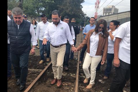 "La Chula" obliga a Jimmy y a su esposa a caminar entre el lodo