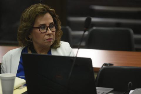 Sandra Torres escucha últimos audios y decide no declarar