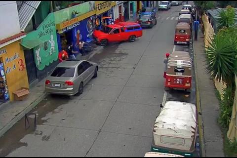 Manejaba a excesiva velocidad y termina empotrado en un negocio