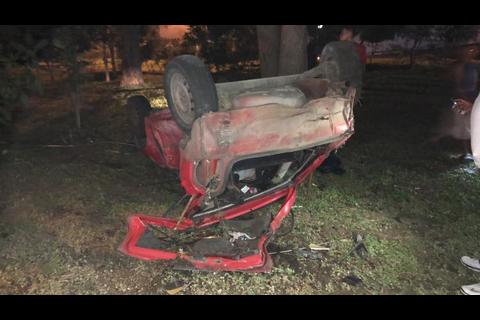 Hombre choca, vuelca y sale caminando del carro en San Cristóbal