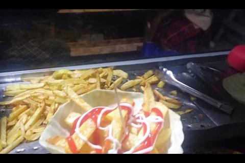 Vendedor de papas fritas cambia el plástico por hojas de repollo