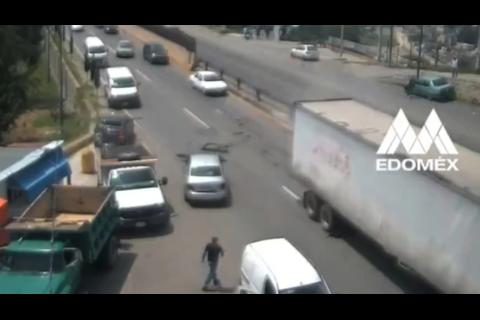 Por salvar a un perro en carretera ocasiona aparatoso accidente