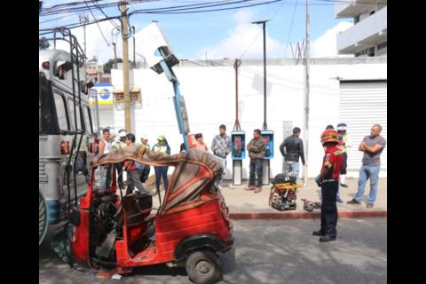 Video: rescatan a heridos de tuc-tuc empotrado en un bus 