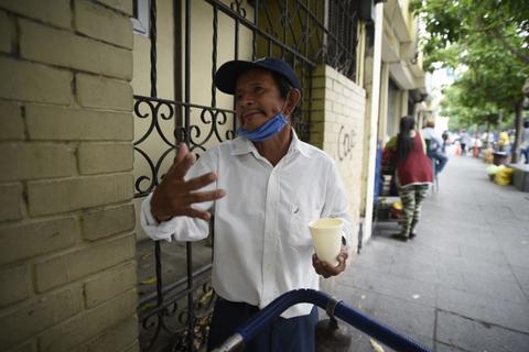 Las personas que llegan por comida a Rayuela explican la crisis