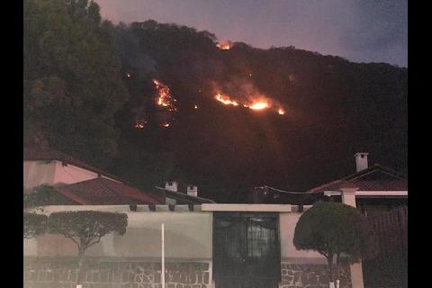 Incendio forestal amenaza viviendas en Panajachel