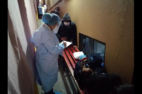 Aglomeran a pacientes en túnel improvisado en el IGSS