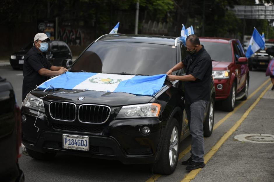 Inicia caravana contra toque de queda y movilidad por placas