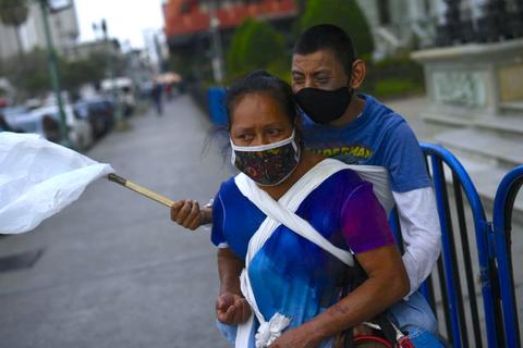 Madre recorre la ciudad con su hijo a la espalda y busca ayuda