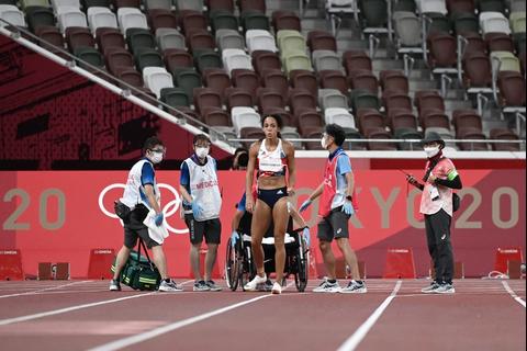 Juegos Olímpicos: Atleta sufre grave lesión, se levanta y cruza la meta en un pie