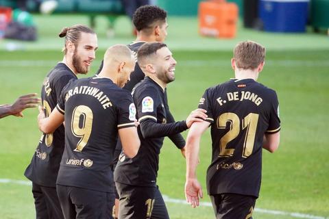 El Barcelona, sin Messi, sufre pero le gana al Elche en La Liga