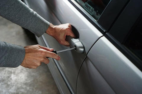 Formas de reducir el riesgo de robo de tu auto mientras está estacionado