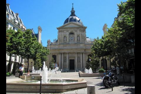 ¿Te gustaría estudiar en Francia? Guía de universidades y becas