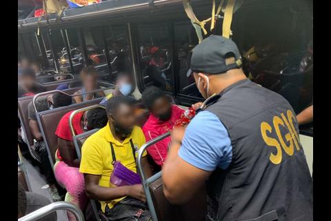 Detienen a hombre transportando migrantes en ruta al Pacífico 