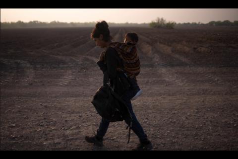 Mayra, madre-adolescente que emigró sola con su hijo