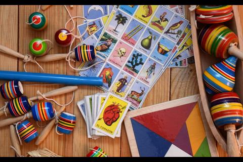 Tiktoker causa pol&eacute;mica al leer el &ldquo;Tarot mexicano&rdquo; con un cart&oacute;n de loter&iacute;a