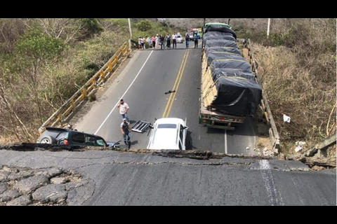 Rescatan a personas que quedaron atrapadas en puente colapsado