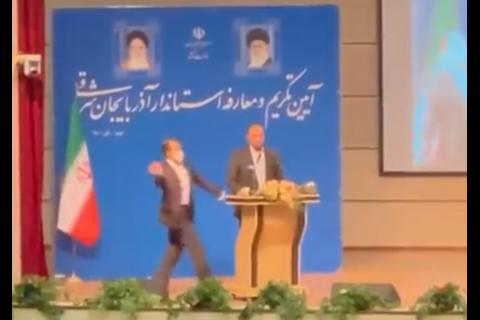 Abofetean a gobernador durante investidura en Ir&aacute;n