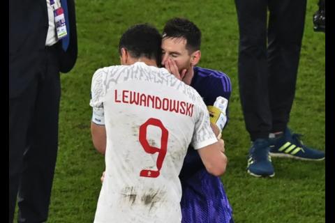 Robert Lewandowski devel&oacute; qu&eacute; le dijo a Lionel Messi al final del partido 