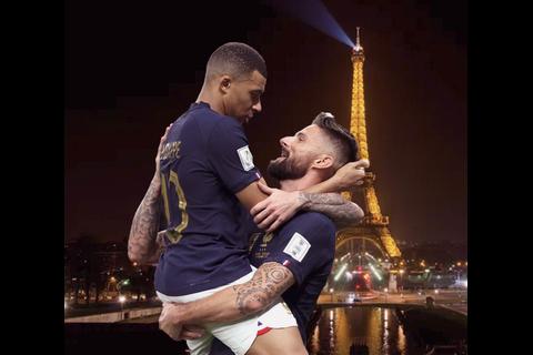Los memes se desatan por la celebración de Mbappé y Giroud
