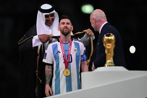 ¿Qué significa la túnica que el Emir de Qatar le puso a Messi?