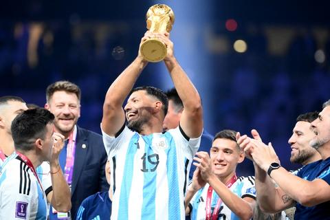 Agüero lanza insultos a Camavinga y Mbappé durante celebración