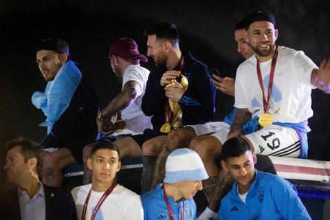 La 'Ninja broma' a Messi en pleno festejo durante recorrido en Argentina (video)