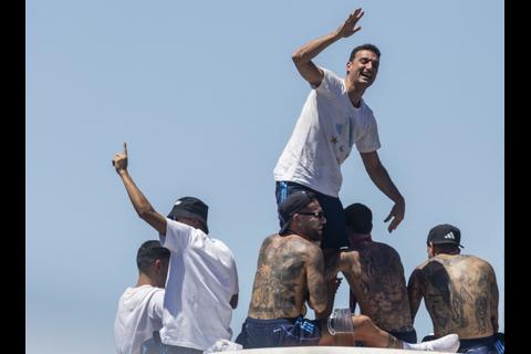 Lanzan prenda íntima a Lionel Scaloni y su reacción se hace viral (video)