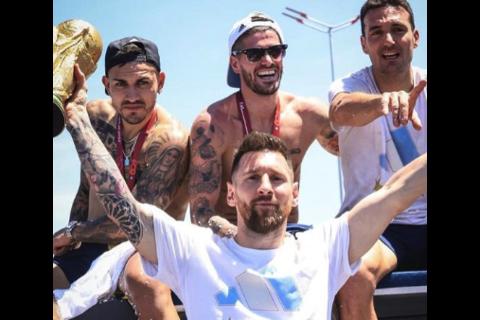 El llamativo gesto de Messi a Rodrigo De Paul durante la caravana argentina (video)