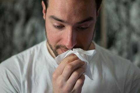 Síntomas de Ómicron podrían confundirse con la gripe o la resaca
