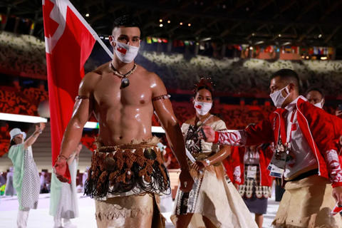 El abanderado de Tonga en Juegos Olímpicos busca a su familia tras tsunami