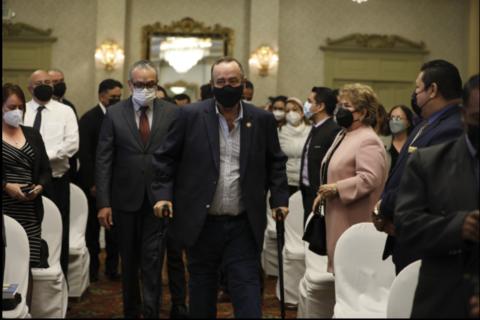 Giammattei dice que 'doblará rodillas' para pedir a Dios por elección de Fiscal 