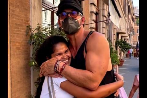 El emotivo gesto de Arjona con una fan tras cancelarse su show en Roma (video)
