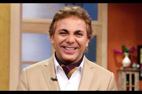 Cristian Castro conmociona por su extravagante look