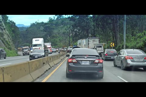 Así está el tránsito en la ruta al Pacífico por el agujero en Villa Nueva 