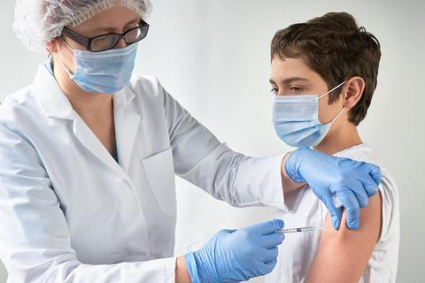 Salud habilita tercera dosis para menores con enfermedades cr&oacute;nicas