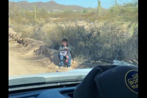 Traficante de personas abandona a niño guatemalteco de 6 años en EE.UU. 