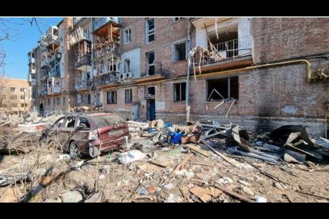 Terribles imágenes de dolor luego que un barrio residencial fuera destruido (video)