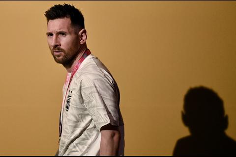 Messi responde por la fotografía de su tobillo hinchado (video)