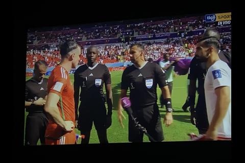 Debuta en el Mundial el árbitro guatemalteco Mario Escobar Toca