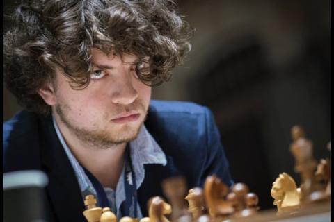 Polémica en el ajedrez: acusan a Hans Niemann de hacer trampa en más de 100 ocasiones