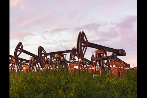 Petróleo vuelve a subir tras recorte de producción de la Opep+