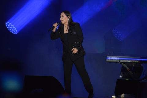 Guatemaltecos disfrutan concierto de Ana Gabriel bajo la lluvia