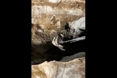 Así extraen vehículo que quedó soterrado en Villa Nueva (video)