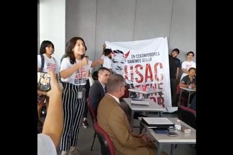 ¡Irrumpen reunión! Vergüenza para el rector de la Usac en Costa Rica (video)