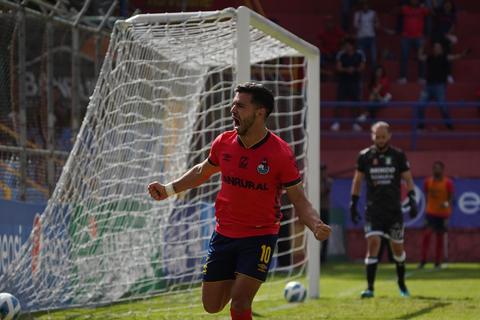 Municipal consigue su primera victoria gracias a una chilena de Rotondi (Video)