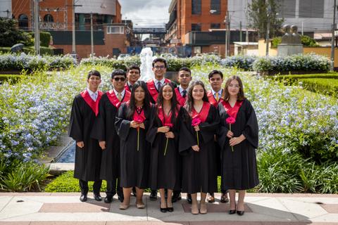 Se gradúa la promoción XLVIII del Colegio Mariano y Rafael Castillo Córdova