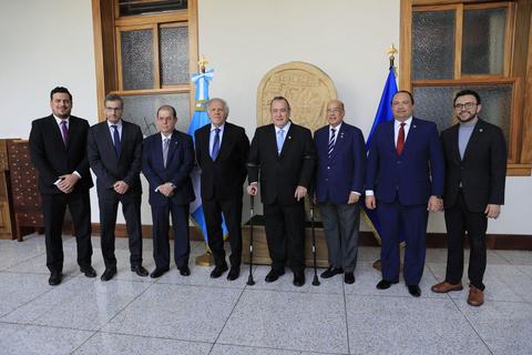 Delegación de la OEA se reúne con Alejandro Giammattei y magistrados de la CC