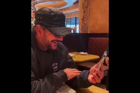 Ricardo Arjona sorprende a admiradora con un detalle especial (video)