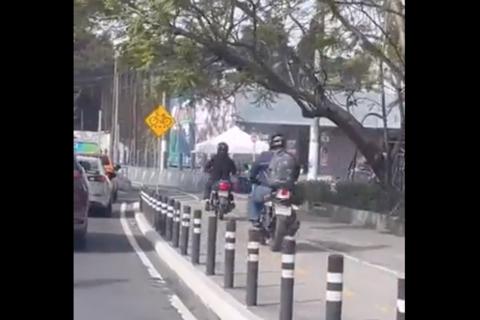 ¡Captado en video! Motoristas invaden ciclovía para evitar el tránsito