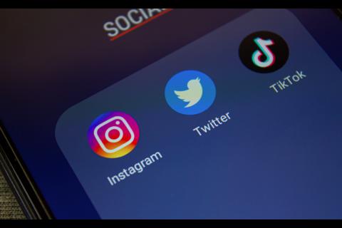 El candidato a diputado que se responde a sí mismo en redes sociales